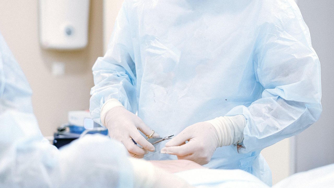 Un médico realizando una cirugía.