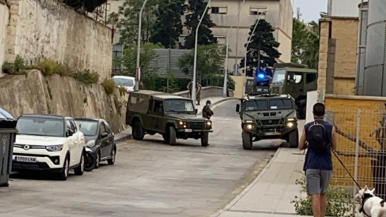 Vehículos militares en las calles de Ceuta.