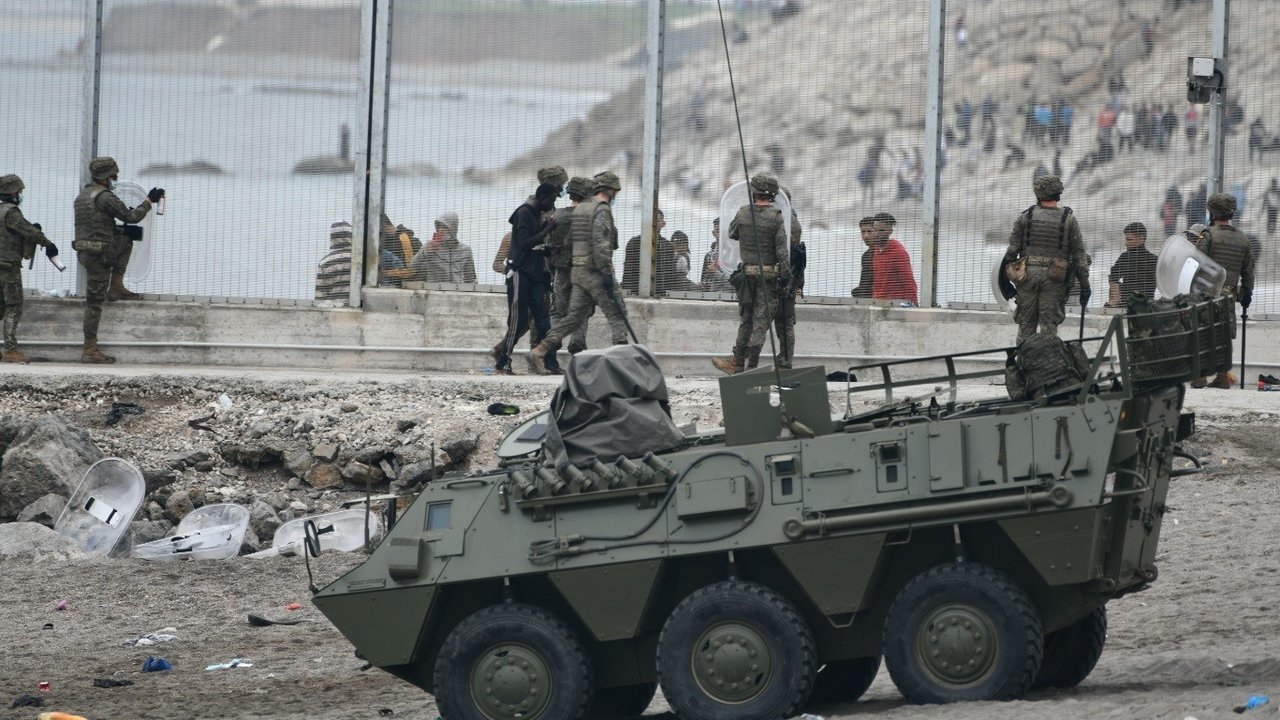Militares del Ejército de Tierra interceptan extranjeros en la valle de El Tarajal, Ceuta (Foto: Antonio Sempere / Europa Press).