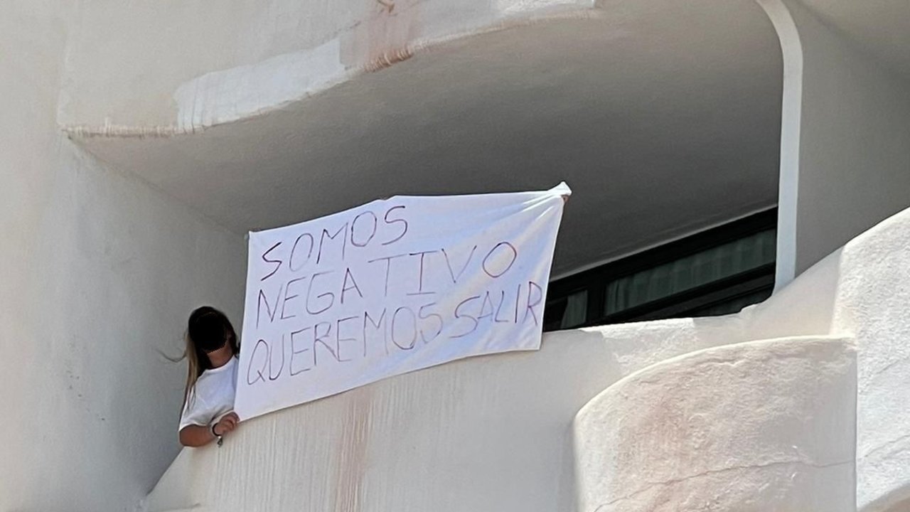 Estudiante gallega confinada en una habitación del hotel Bellver de Mallorca por el macrobrote que afectó a jóvenes participantes en viajes de fin de curso a la isla.