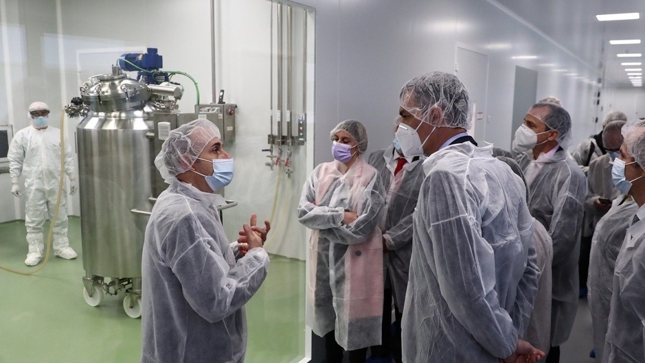 Pedro Sánchez visita a las instalaciones de producción de HIPRA