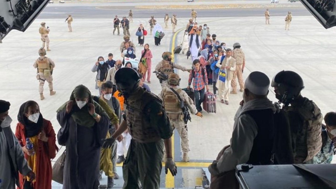 En la pista, militares de la EADA controlan el embarque de afganos en un A400M del Ejército del Aire.