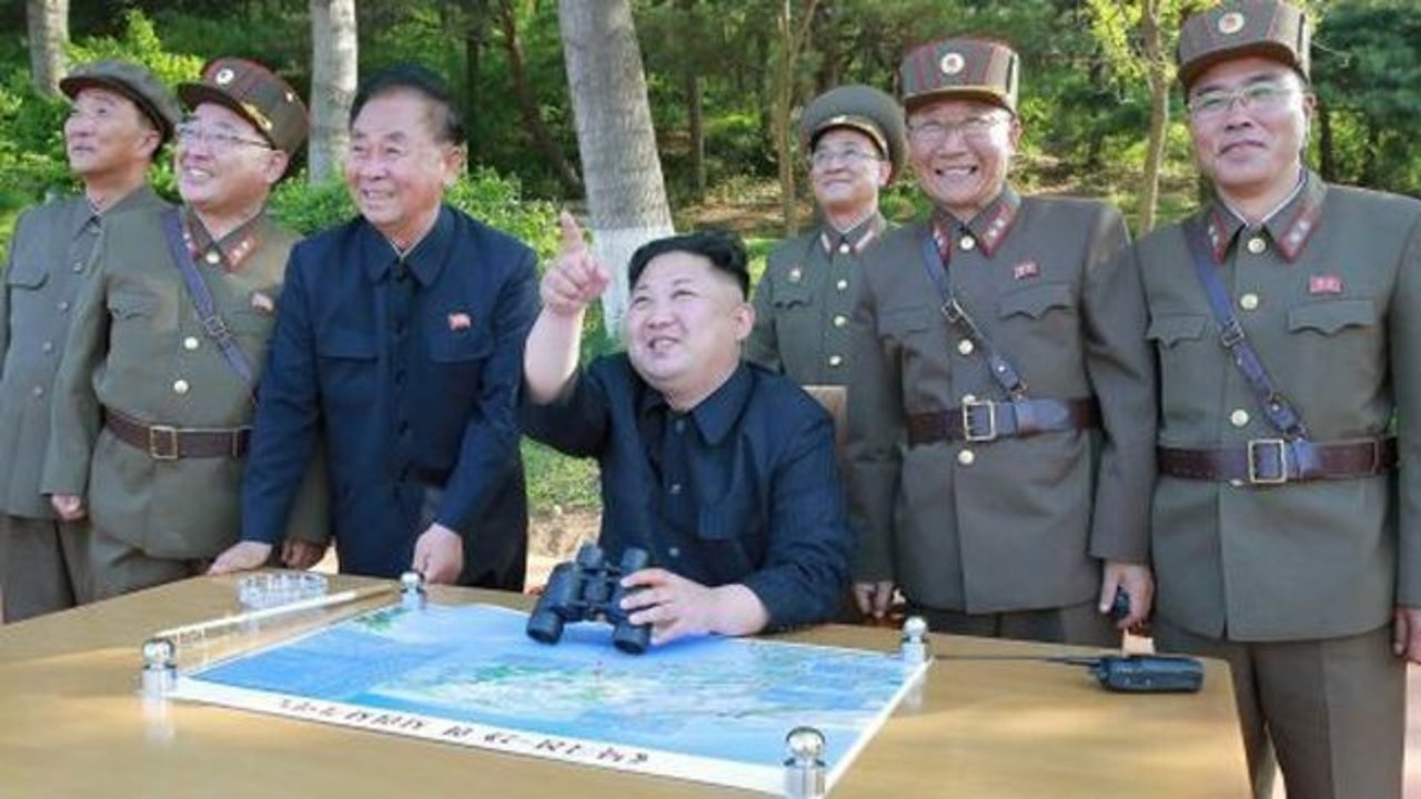 El dictador norcoreano Kim Jong-un, observa satisfecho un lanzamiento de un misil balístico.