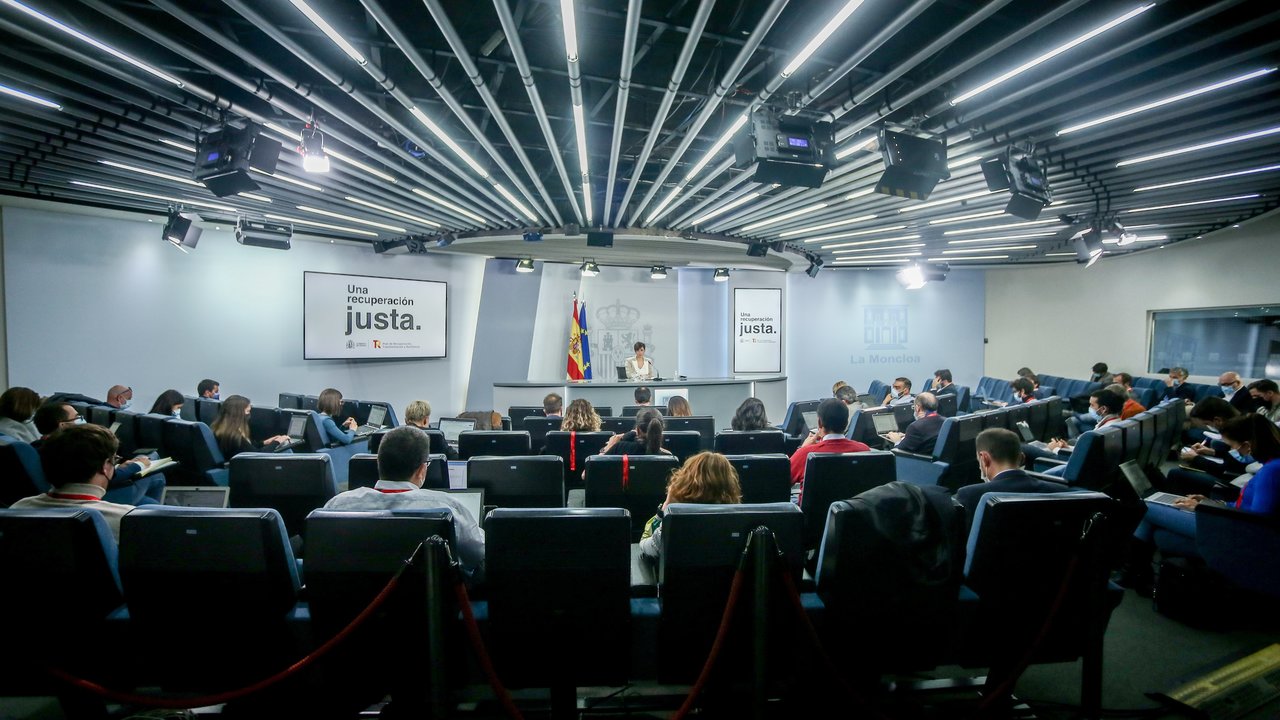 Vista general de la comparecencia de la ministra Portavoz y de Política Territorial, Isabel Rodríguez, durante una rueda de prensa posterior al Consejo de Ministros celebrado en Moncloa.