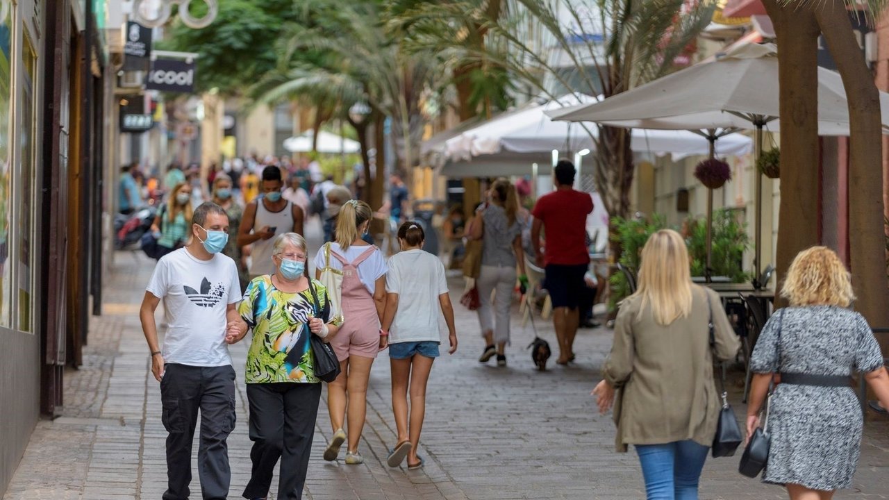 Gente con mascarilla paseando por la calle Teobaldo Power, en Santa Cruz de Tenerife.