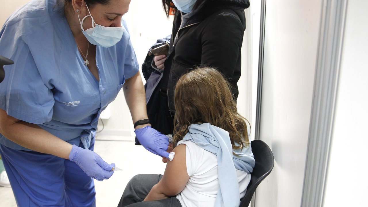 Una niña recibe una dosis de la vacuna contra el Covid-19, en el Hospital de Son Durea, a 15 de diciembre de 2021, en Palma, Mallorca, Baleares (España). Hoy comienza en toda España la vacunación contra el Covid-19 para niños de entre 5 y 11 años.