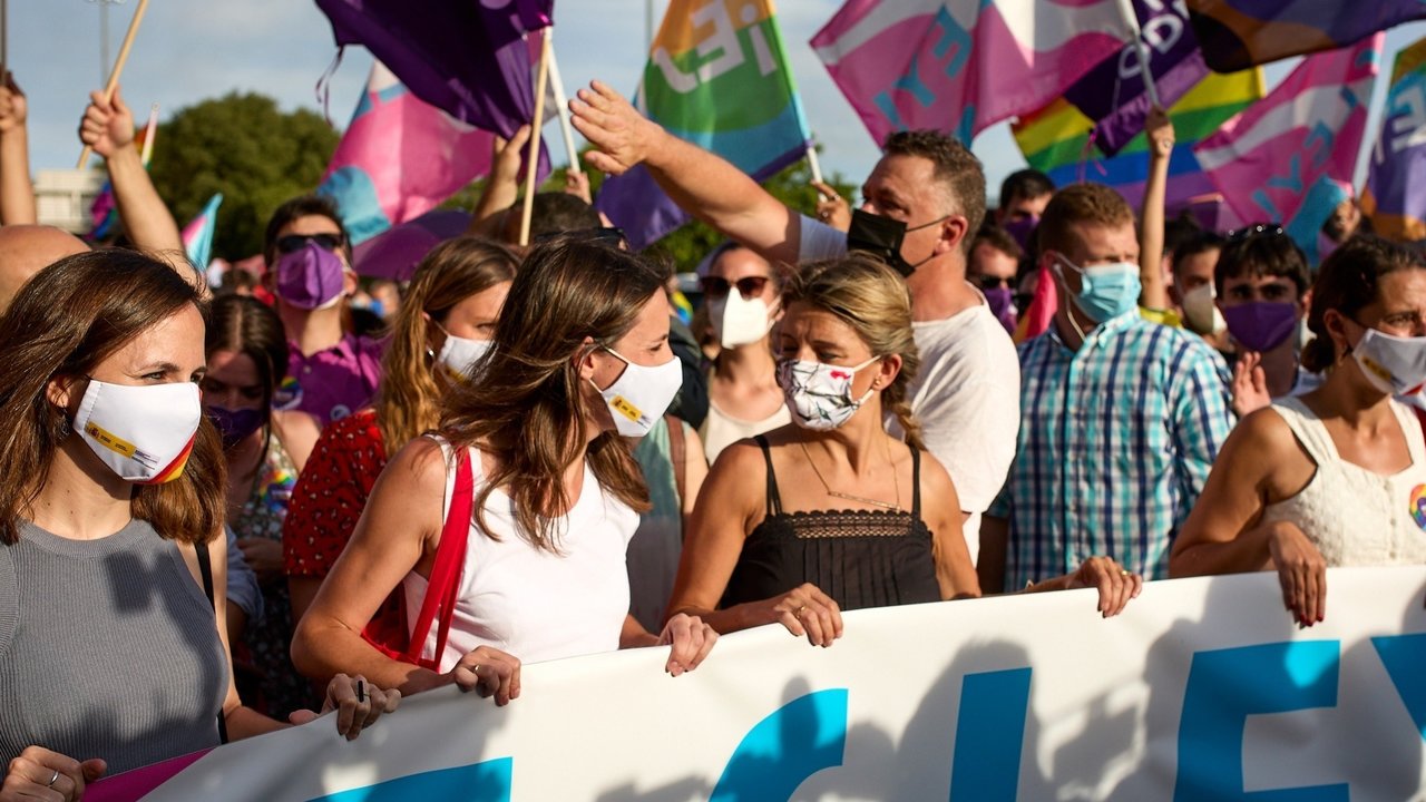 En el centro, Irene Montero y Yolanda Díaz, en la marcha del Orgullo LGTBI 2021 (Foto: Jesús Hellín / Europa Press).