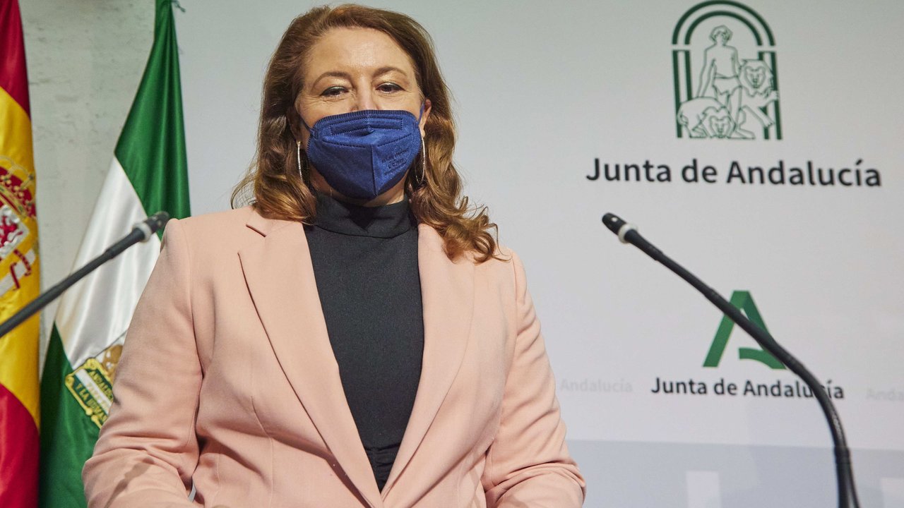 La consejera de Agricultura, Carmen Crespo, atiende a los medios de comunicación durante la rueda de prensa tras el consejo de gobierno, a 28 de diciembre de 2021 en Sevilla (Andalucía, España)

