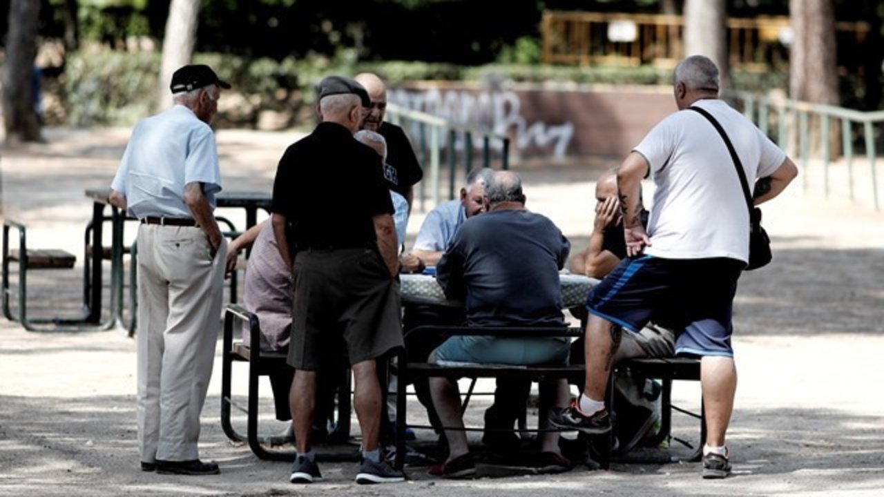 Varios pensionistas en un parque de Madrid.