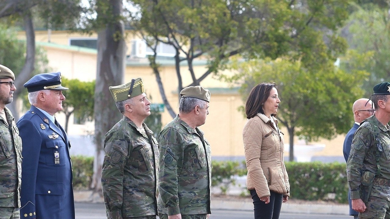 El general Marcos Llago, el ex JEME Francisco Javier Varela y Margarita Robles.