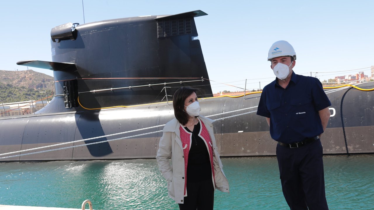 Margarita Robles visita en mayo de 2021 el submarino S-81  tras su puesta a flote (Foto: Iñaki Gómez/MDE).