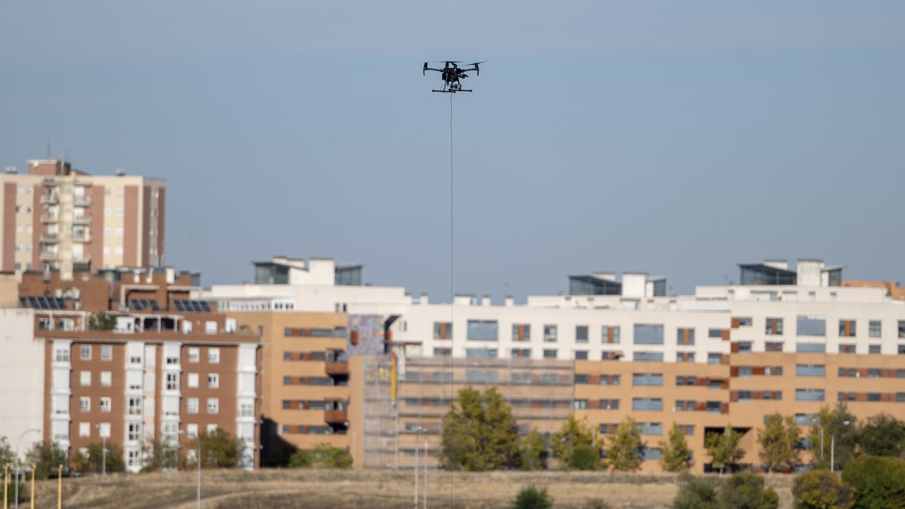 Un dron sobrevolando el aeródromo de Cuatro Vientos, en Madrid