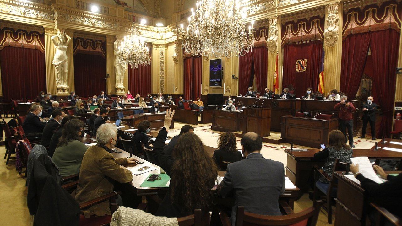 Interior del Parlament balear en una sesión plenaria a 22 de diciembre de 2021. Firma: Isaac Buj / Europa Press.