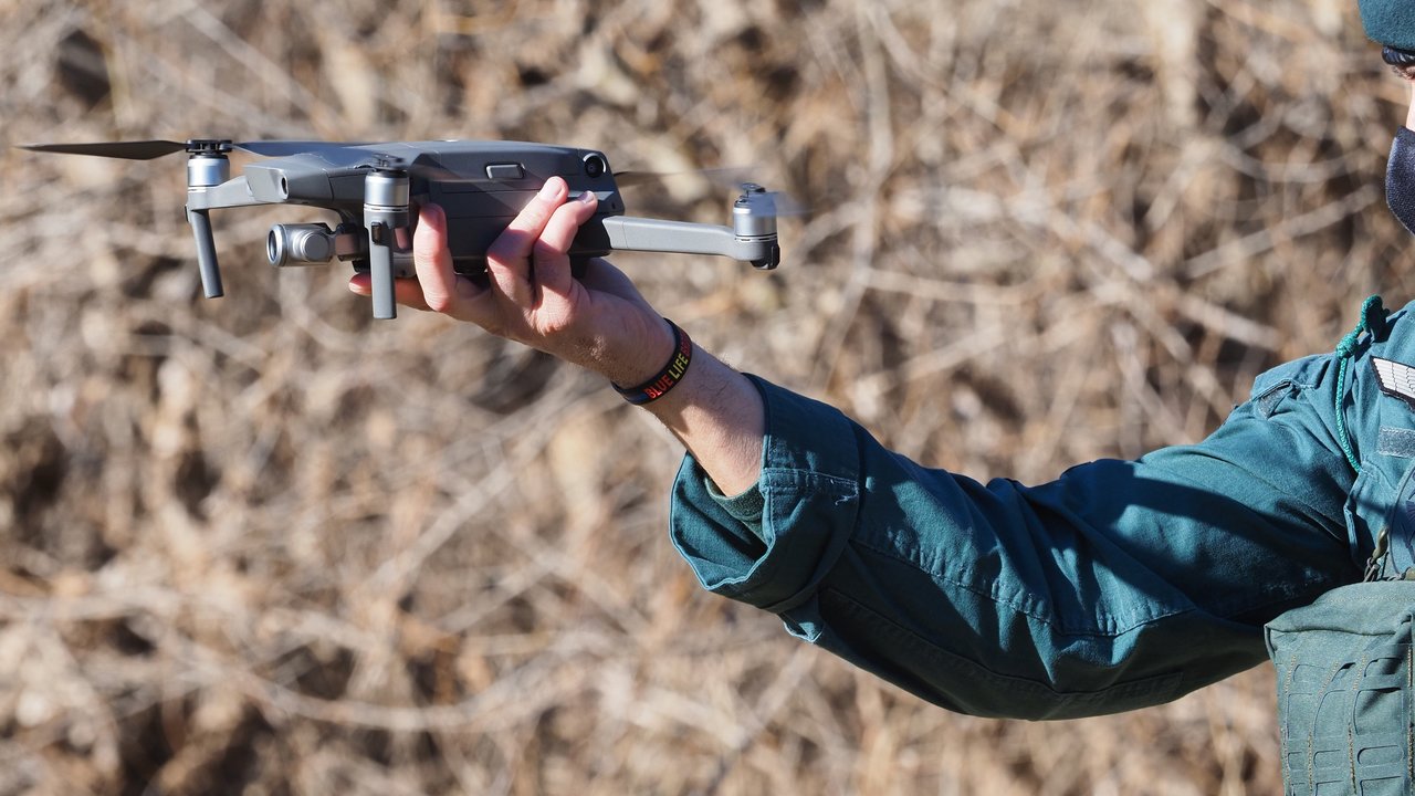 Guardia Civil manipulando un dron