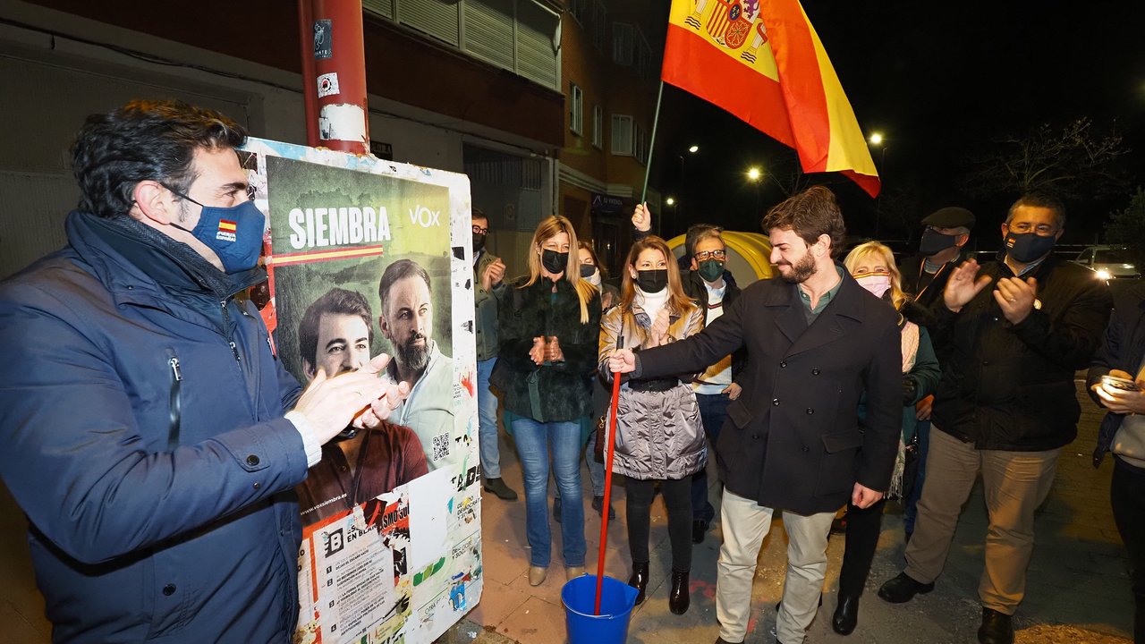 El candidato de Vox a la Presidencia de la Junta, Juan García Gallardo, participa en la tradicional pegada de carteles