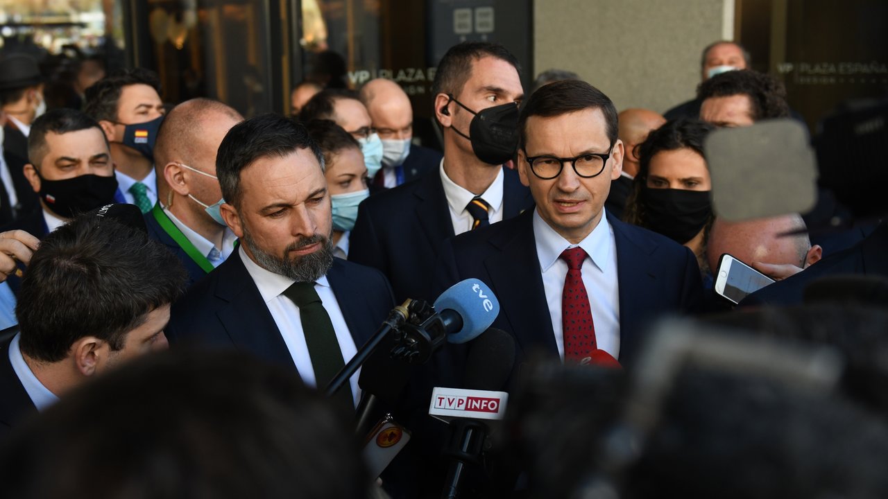 El presidente de Vox, Santiago Abascal (i), y el primer ministro de Polonia, Mateusz Morawiecki (d), realizan una intervención ante los medios durante la cumbre celebrada este fin de semana.