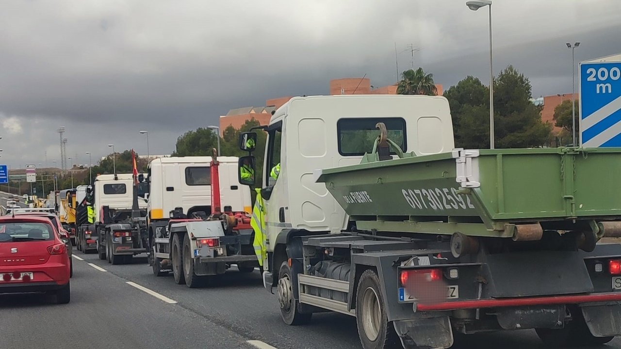Caravana de camiones en una carretera de Málaga en el paro organizado por una plataforma de transportistas a nivel nacional.