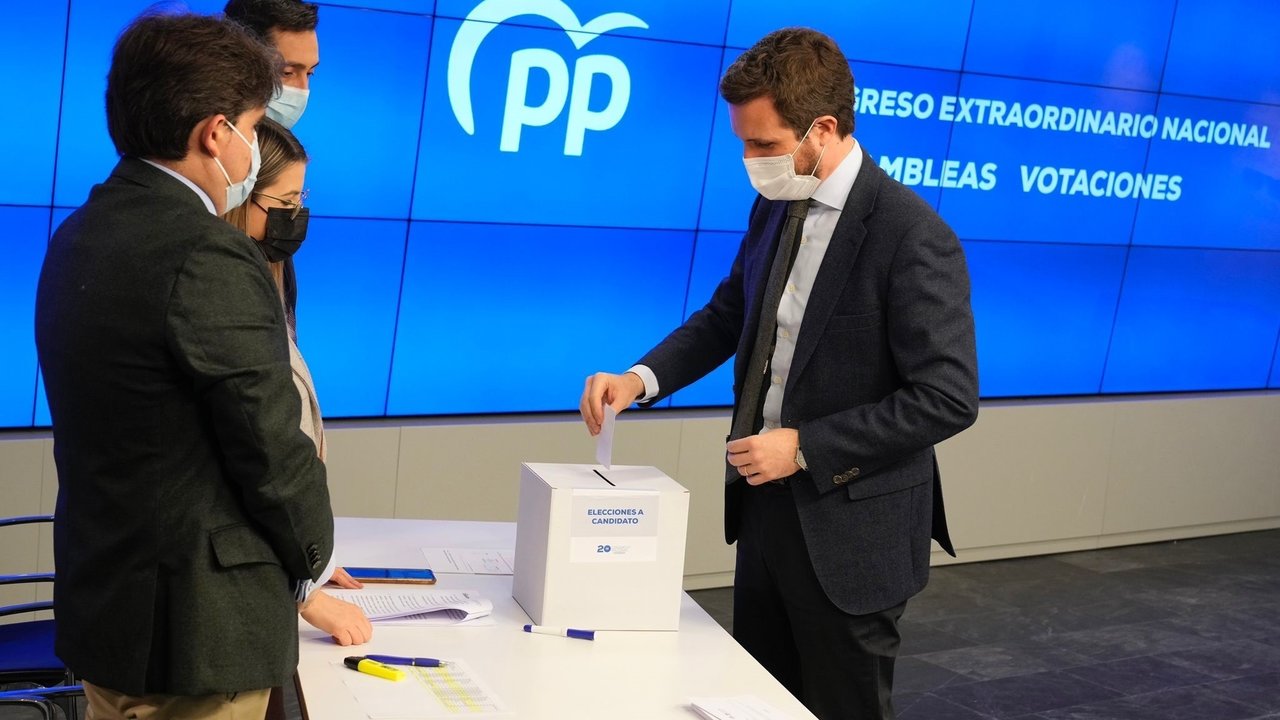 El líder del PP, Pablo Casado, vota en las primarias del PP, en las que Alberto Núñez Feijóo era el candidato único