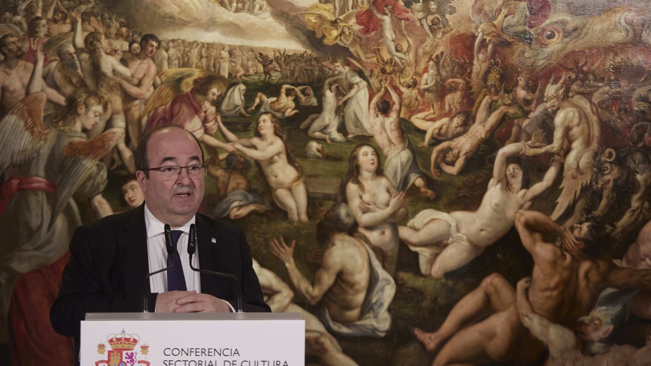 El ministro de Cultura y Deporte, Miquel Iceta, atiende a los medios durante la XXX reunión del Pleno de la Conferencia Sectorial de Cultura en el Museo de Bellas Artes, a 7 de abril de 2022 en Sevilla (Andalucía, España)

