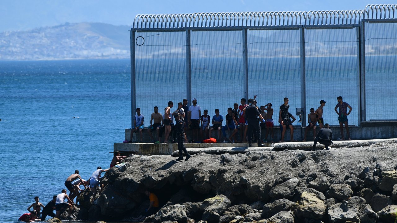 Un grupo de migrantes marroquíes en las inmediaciones de la valla de Ceuta, en una imagen de archivo del 17 de mayo de 2021.