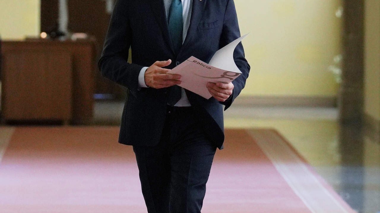 Feijóo entrega carata renuncia como presidente de la xunta al presidente del parlamento miguel santalices