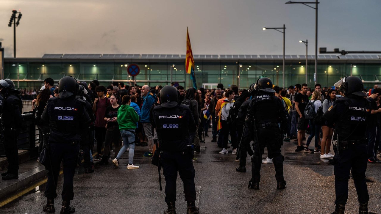 BARCELONA, SPAIN: Mossos de Esquadra police during the demostrations of the catalans protestants that are following the court ruling of nine Catalan separatist leaders at Barcelona Airport in Spain, on October 14, 2019.