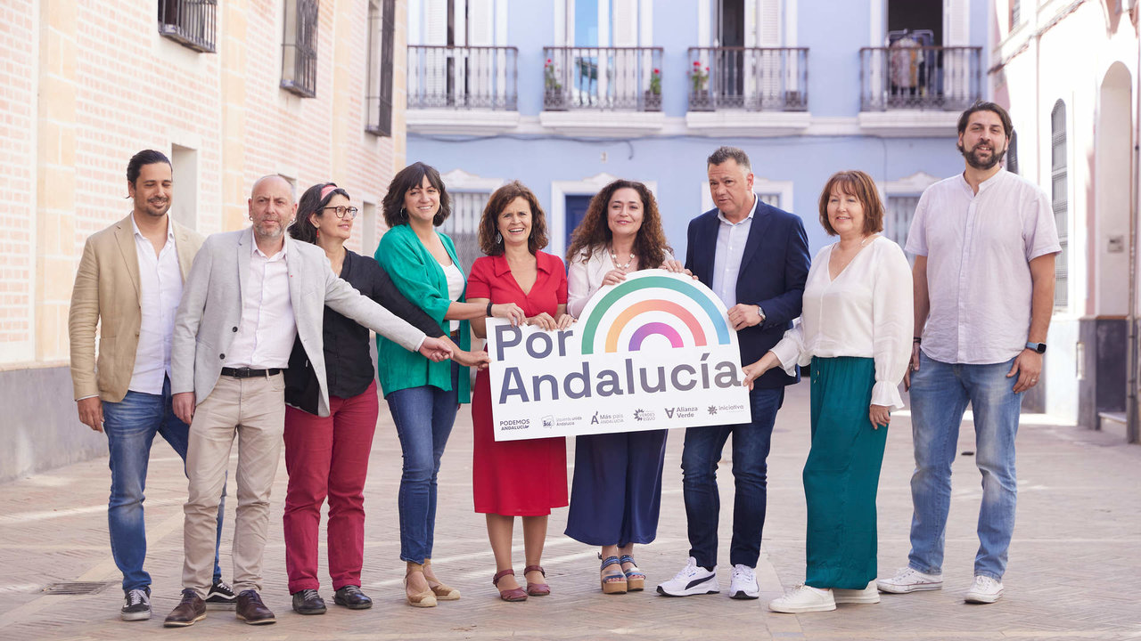 La candidata del grupo, Inmaculada Nieto, (4d), posa con el logo durante la presentación de la coalición Por Andalucía, con la candidata a la presidencia de la Junta de Andalucía en la Carbonería, a 11 de mayo de 2022 en Sevilla (Andalucía, España)

