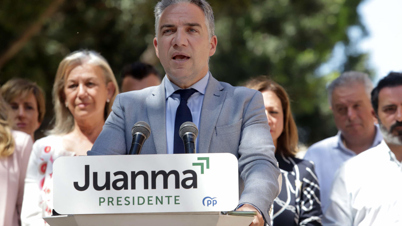  El coordinador general del PP y candidato por Málaga al Parlamento andaluz, Elías Bendodo, atiende a los medios junto a otros miembros de la candidatura a 16 de mayo de 2022 en Málaga, Andalucía.