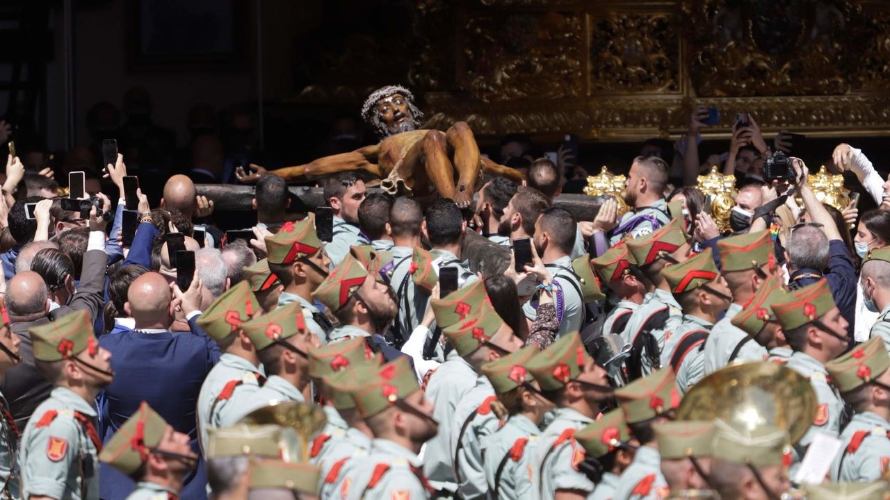 Legionarios trasladan al Cristo de la Buena Muerte, en Málaga (Foto: Álex Zea / Europa Press).