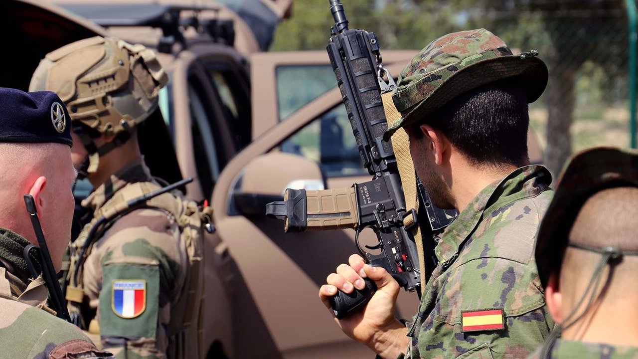 Un militar español empuña un HK416 en un ejercicio en Portugal.