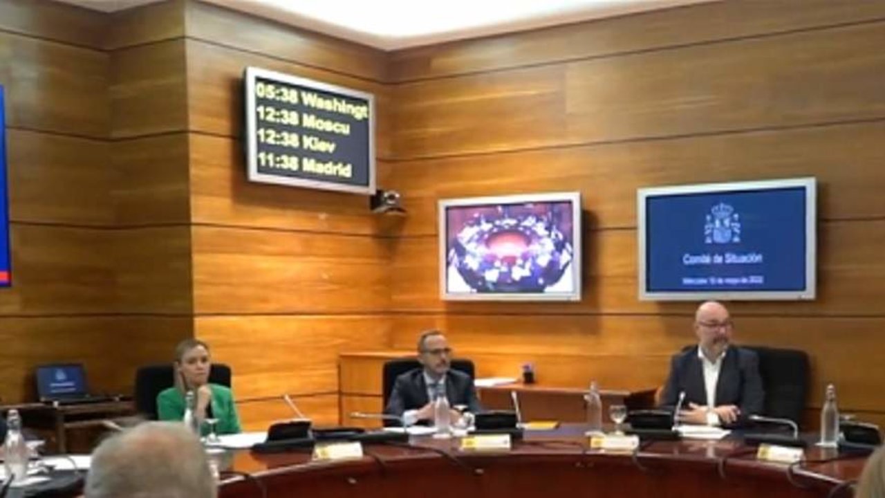 Reunión del Comité de Situación, con la pantalla de las horas en cuatro capitales.