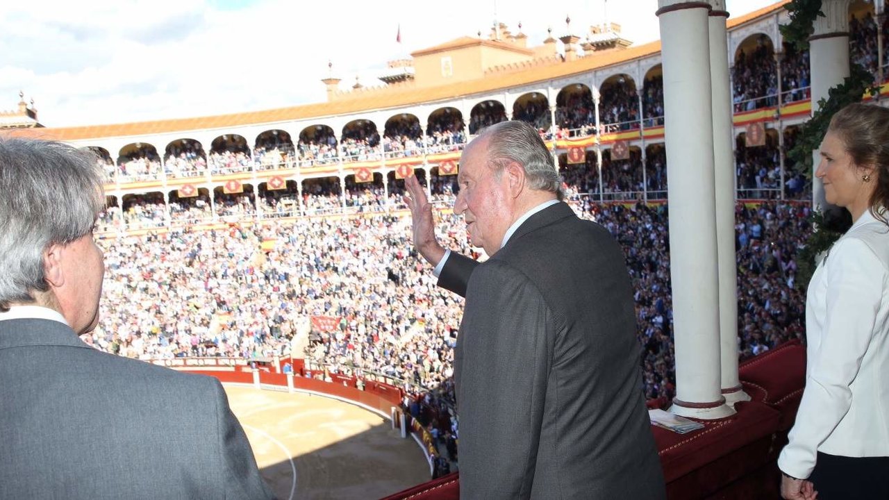 Juan Carlos I saluda desde el palco de la plaza de toros de Las Ventas, en 2018.