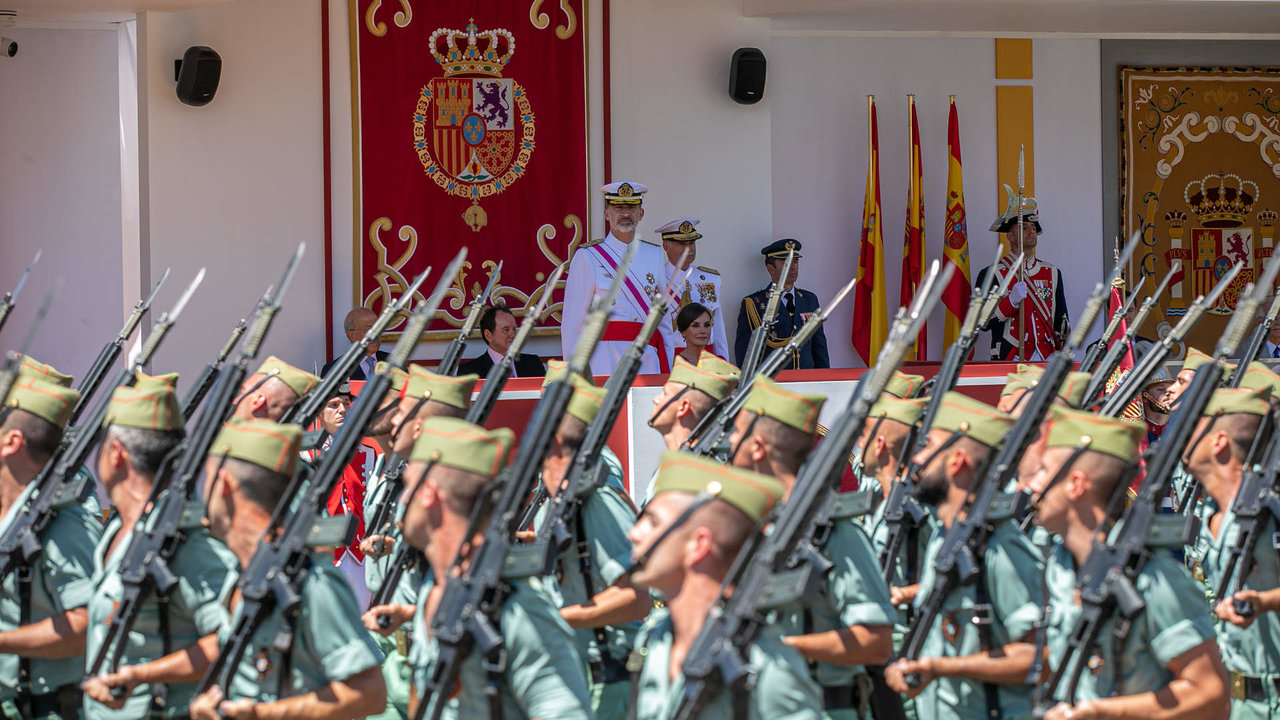los Reyes de España presiden la parada militar y el desfile con motivo del Día de las Fuerzas Armadas en Sevilla.
