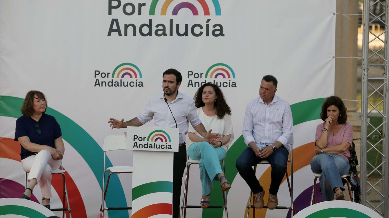 El Ministro de Consumo, Alberto Garzón, acude a un acto público de ‘Por Andalucía’ acompañado de Inmaculada Nieto y Juan Antonio Delgado en el Parque Huelin en Málaga a 1 de Junio de 2022. / Álex Zea