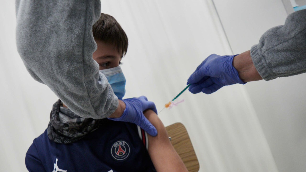 El niño de 10 años Hector Del Pozo Lahera acude con su Madre Josune a Vacunarse en el segundo dia de vacunaciones de niños en Navarra