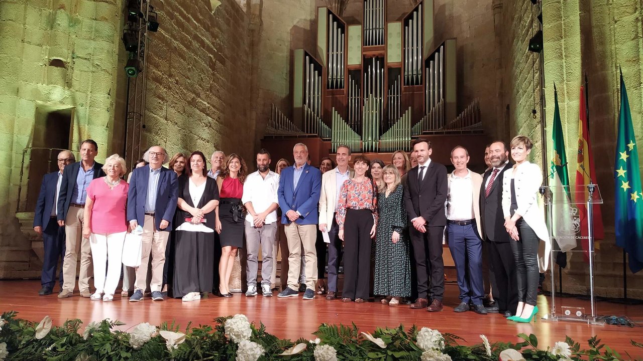 Foto de familia de autoridades y jurados de los certámenes literarios de la Diputación de Cáceres.