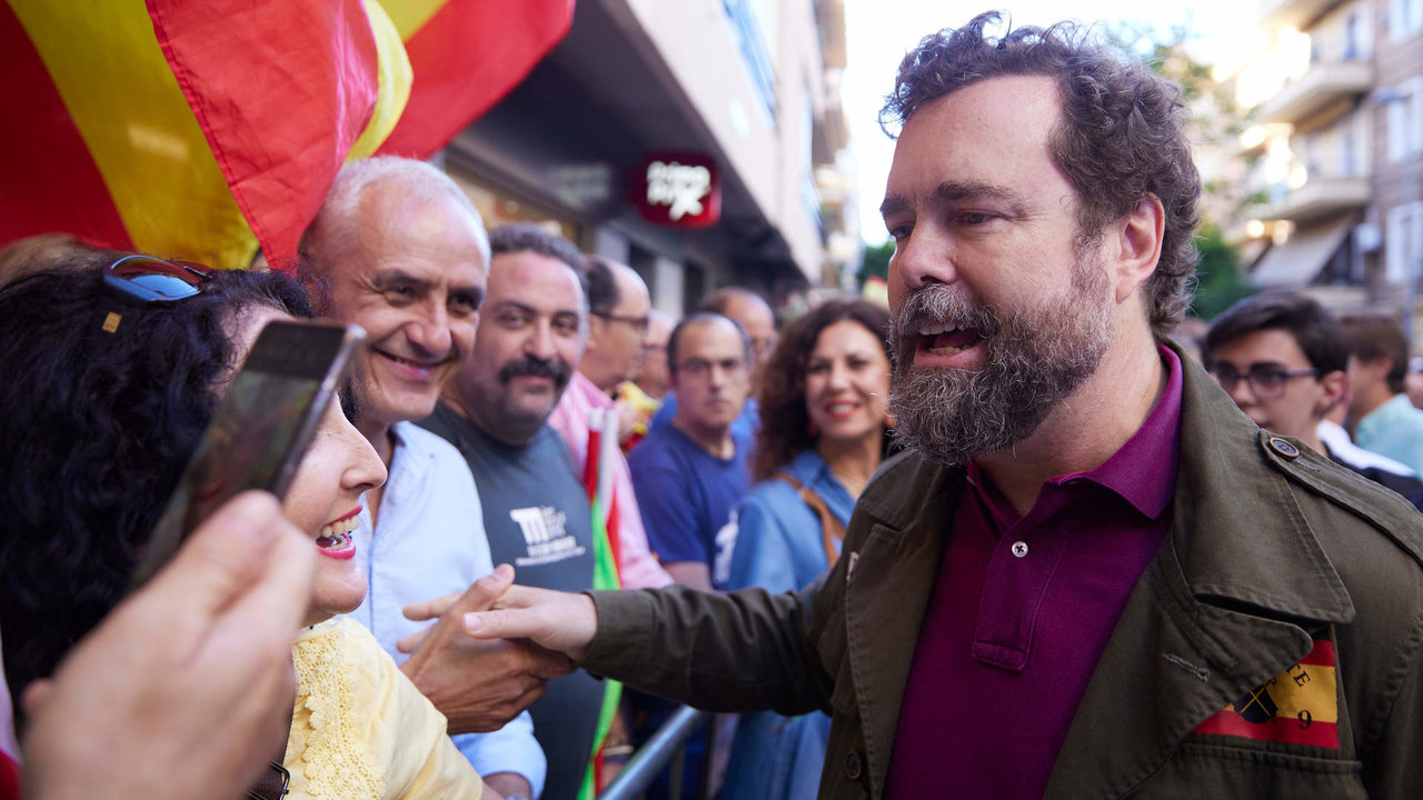 El diputado de Vox, Iván Espinosa de los Monteros, durante el acto público de Vox en la calle Asunción del barrio de los Remedios, a 3 de junio de 2022 en Sevilla (Andalucía, España)

