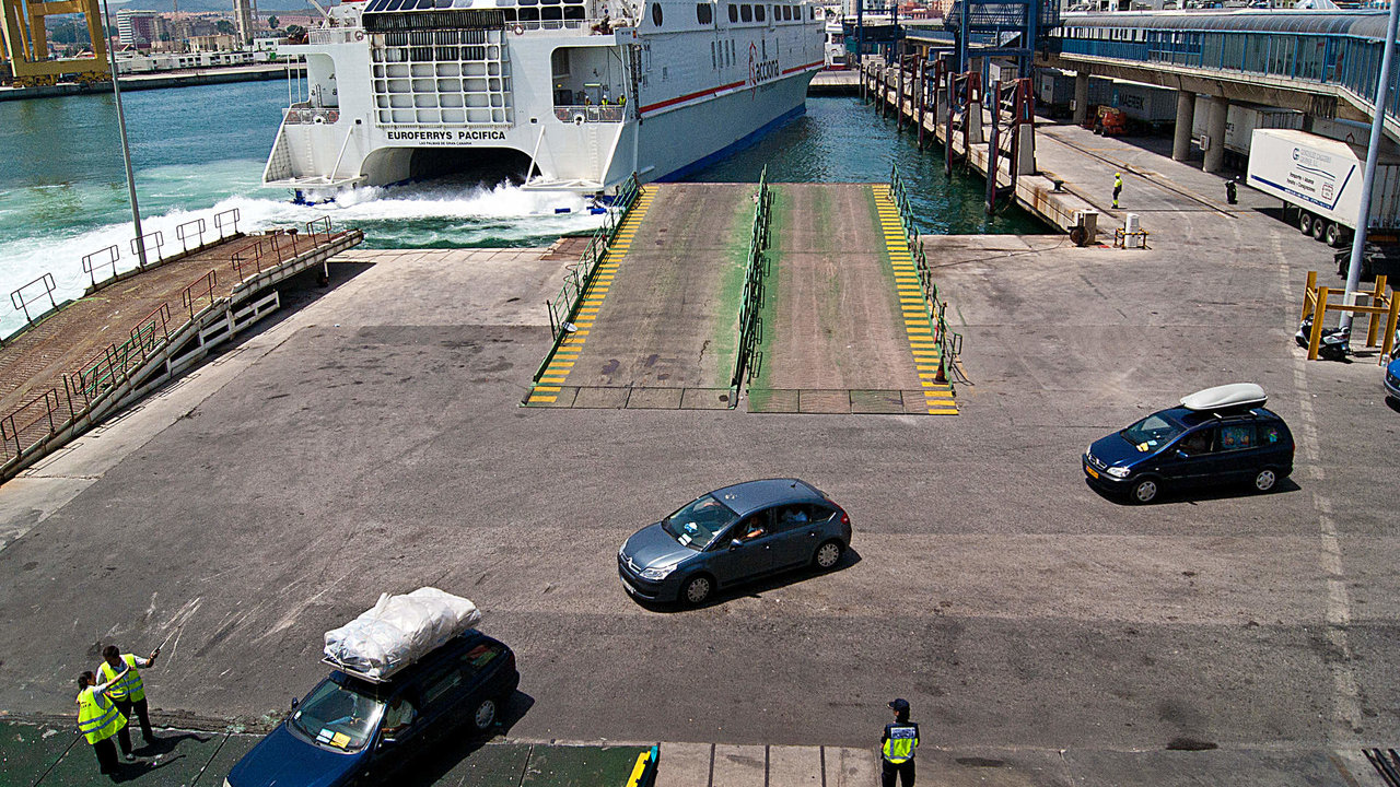 Vehículos embarcando en el puerto algecireño