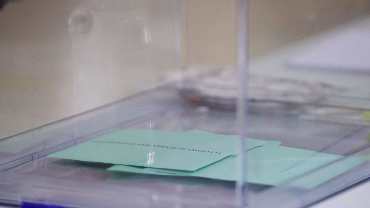 Detalle de los votos en las urnas durante el día de las elecciones a la presidencia de la Junta de Andalucía en el Colegio San Fernando Marista, a 19 de junio de 2022 en Sevilla (Andalucía, España)
