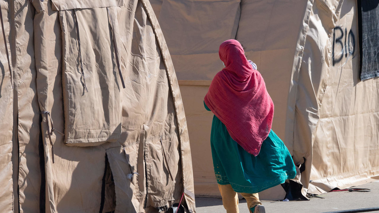 Mujer afgana huyendo de talibanes.