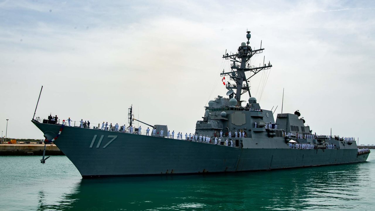 El destructor de misiles guiados USS Paul Ignatius llega a su puerto base en Rota.