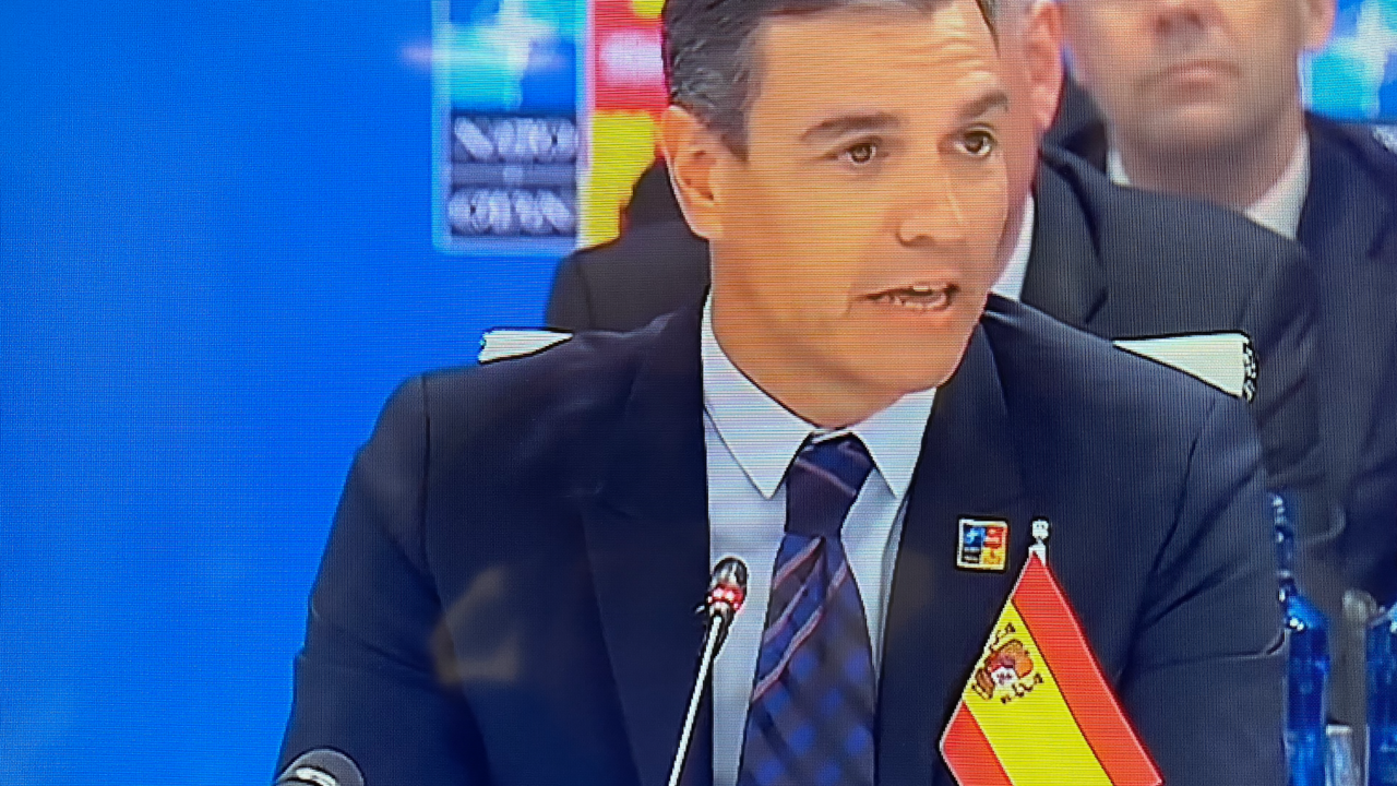 Pedro Sánchez en su intervención en la Cumbre de la OTAN con la bandera de España, al revés
