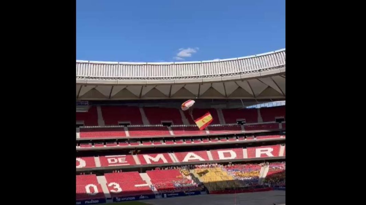 El paracaidista desciende sobre el Wanda Metropolitano con la bandera de España.