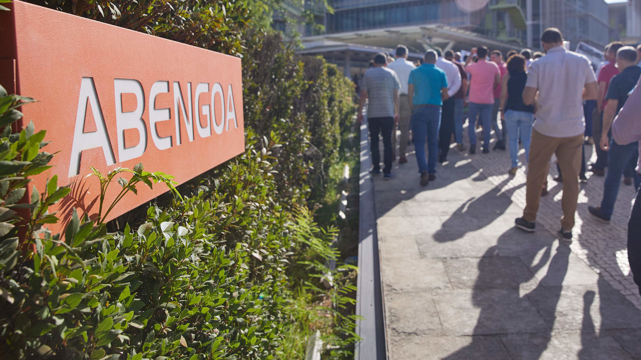 Los trabajadores de Abengoa se concentran a las puertas de la sede en Palmas Altas para el rescate de la empresa sevillana, a 22 de junio de 2022 en Sevilla (Andalucía, España)