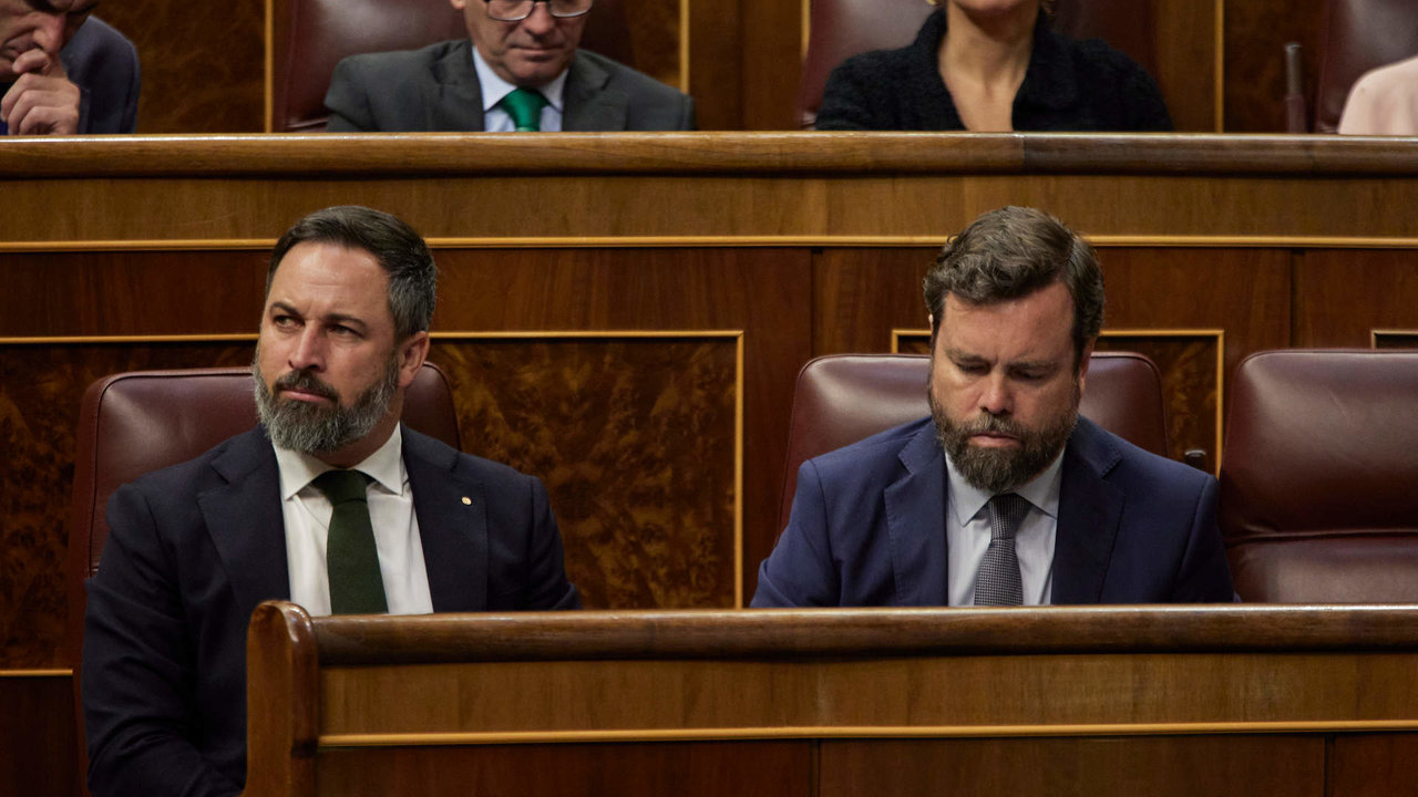 El líder de Vox, Santiago Abascal (i), y el portavoz de Vox en el Congreso, Iván Espinosa de los Monteros, en una sesión plenaria, en el Congreso de los Diputados.