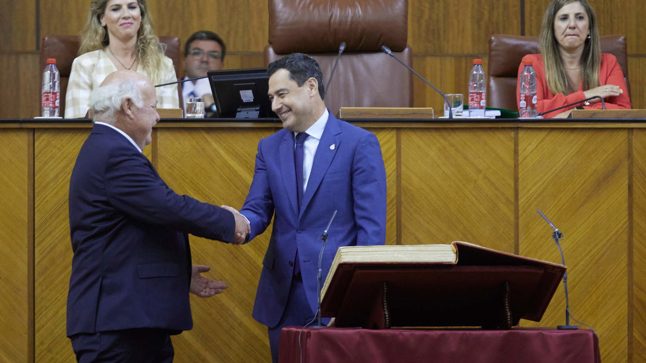 El presidente en funciones de la Junta de Andalucía, Juanma Moreno, toma posesión de su cargo durante la sesión constitutiva del Parlamento andaluz de la XII Legislatura en el Parlamento de Andalucía, a 14 de julio de 2022 en Sevilla (Andalucía, España)