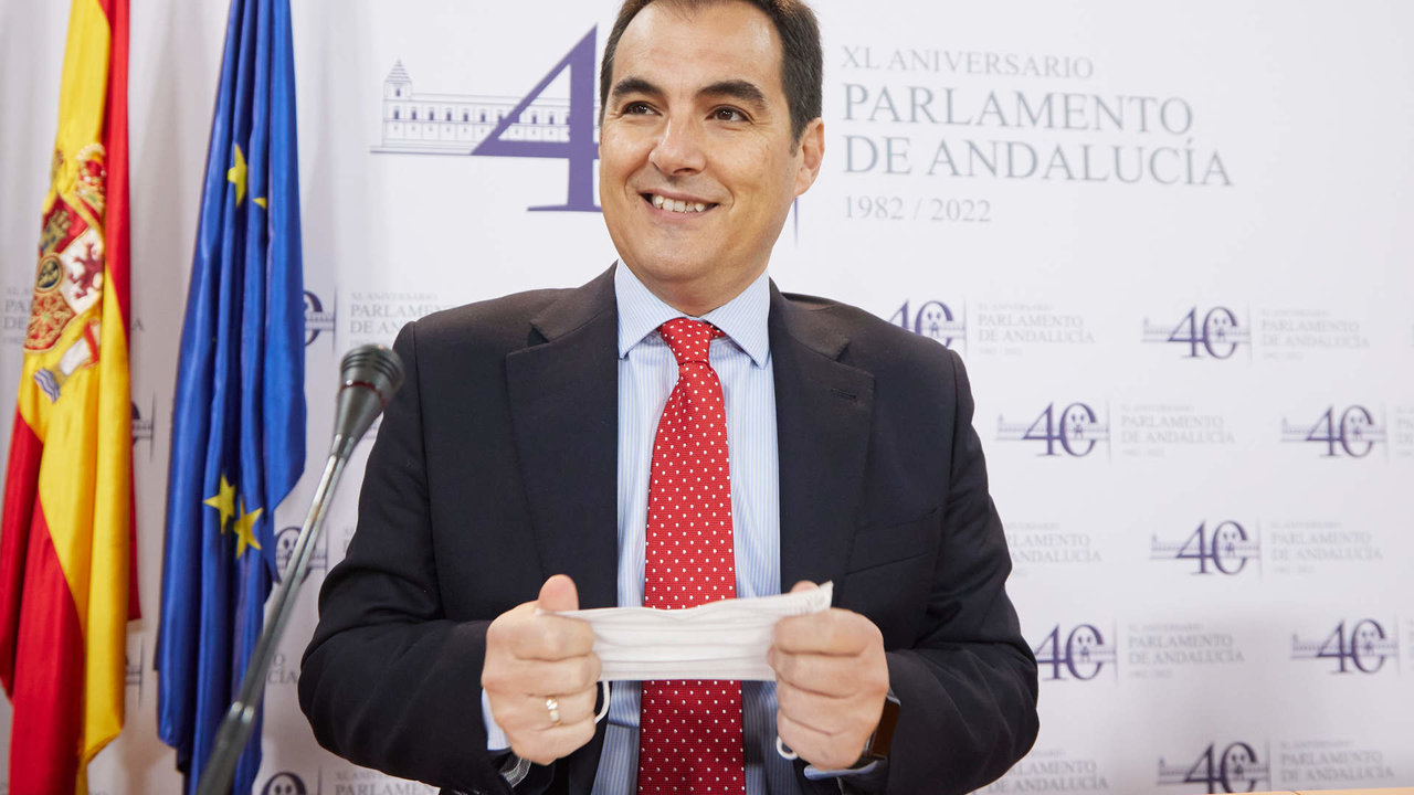 El portavoz del grupo parlamentario Popular, José Antonio Nieto, durante la rueda de prensa de los portavoces de los grupos parlamentarios antes de la sesión en el Parlamento de Andalucía, a 6 de abril de 2022 en Sevilla (Andalucía, España)

