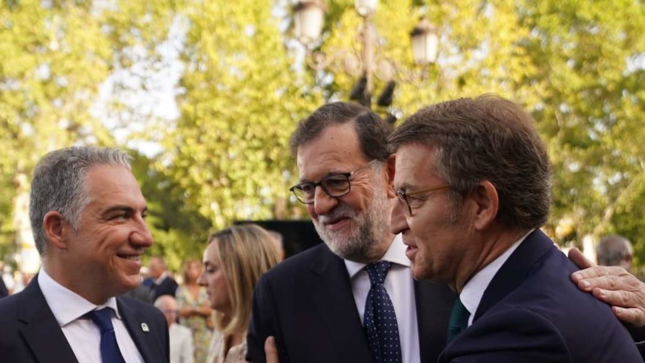 Mariano Rajoy y Alberto Núñez Feijóo, en la toma de posesión de Juanma Moreno.