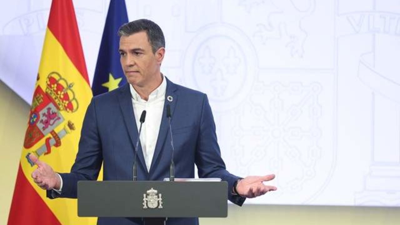 El presidente del Gobierno, Pedro Sánchez, en una comparecencia sin corbata