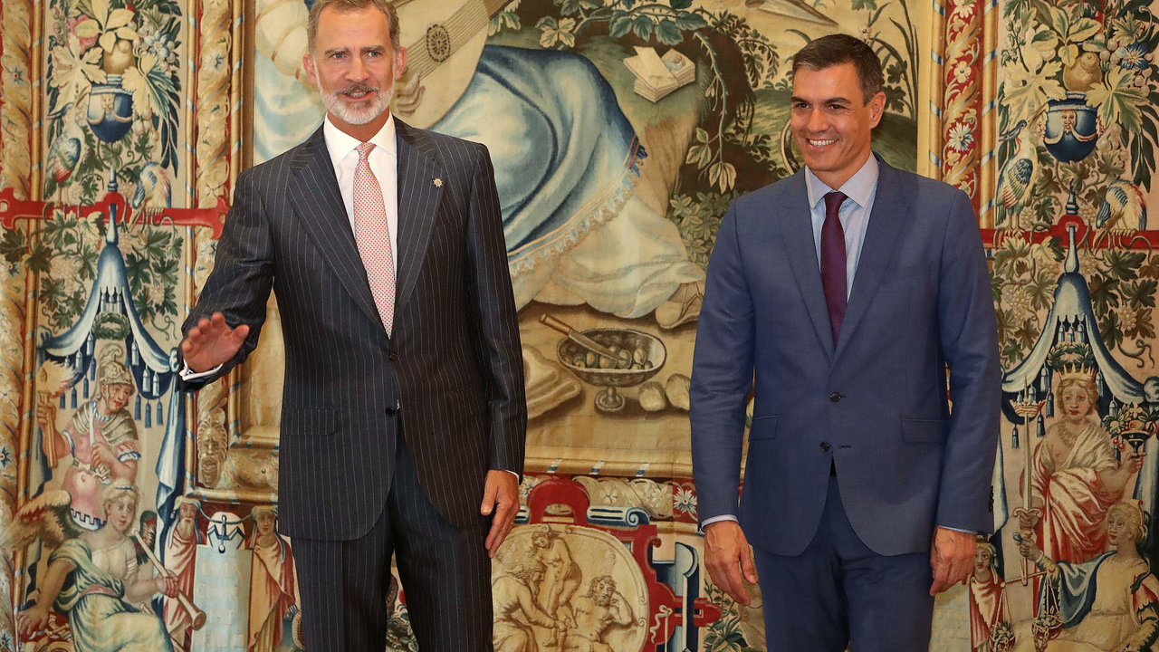 El Rey Felipe VI (i) y el presidente del Gobierno, Pedro Sánchez (d), a su llegada a su reunión en el Palacio de la Almudaina.
